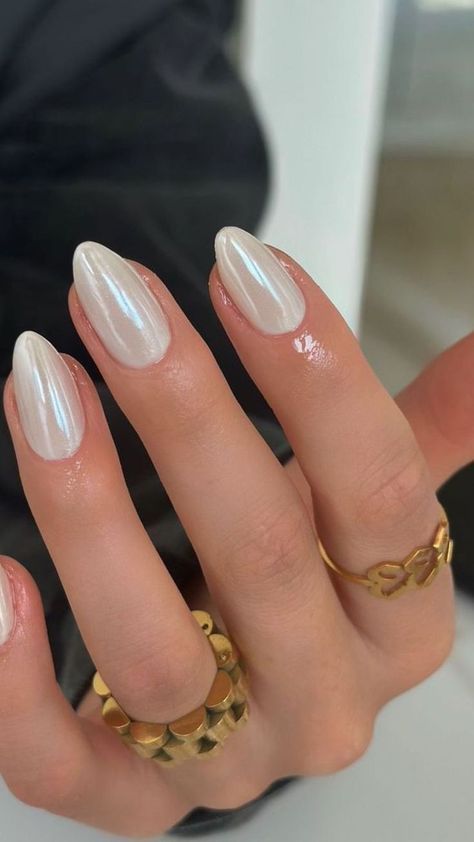 Unhas com esmalte em gel metálico e acabamento perolado dourado e prateado.