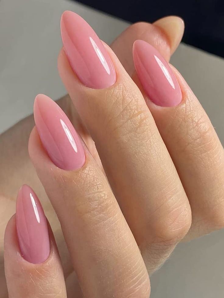 Unhas decoradas com esmalte em gel em tons pastel e candy colors vibrantes.